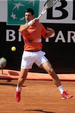 ROME, ITALY - 10.05.2022: NOLAN DJOKOVIC (SRB), 10 Mayıs 2022 tarihinde İtalya 'nın Foro Italico şehrinde oynanan Internazionali BNL D' Italia 'da oynanan tek kişilik tur karşılaşmasında AKARATSEV (RUS) ile oynamıştır..
