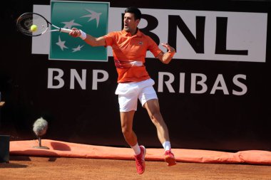 ROME, ITALY - 10.05.2022: NOLAN DJOKOVIC (SRB), 10 Mayıs 2022 tarihinde İtalya 'nın Foro Italico şehrinde oynanan Internazionali BNL D' Italia 'da oynanan tek kişilik tur karşılaşmasında AKARATSEV (RUS) ile oynamıştır..