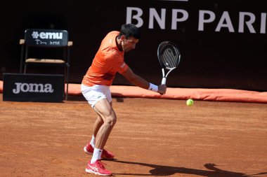ROME, ITALY - 10.05.2022: NOLAN DJOKOVIC (SRB), 10 Mayıs 2022 tarihinde İtalya 'nın Foro Italico şehrinde oynanan Internazionali BNL D' Italia 'da oynanan tek kişilik tur karşılaşmasında AKARATSEV (RUS) ile oynamıştır..