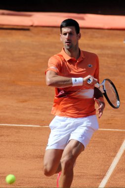 ROME, ITALY - 10.05.2022: NOLAN DJOKOVIC (SRB), 10 Mayıs 2022 tarihinde İtalya 'nın Foro Italico şehrinde oynanan Internazionali BNL D' Italia 'da oynanan tek kişilik tur karşılaşmasında AKARATSEV (RUS) ile oynamıştır..