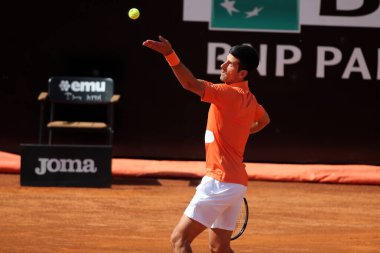 ROME, ITALY - 10.05.2022: NOLAN DJOKOVIC (SRB), 10 Mayıs 2022 tarihinde İtalya 'nın Foro Italico şehrinde oynanan Internazionali BNL D' Italia 'da oynanan tek kişilik tur karşılaşmasında AKARATSEV (RUS) ile oynamıştır..
