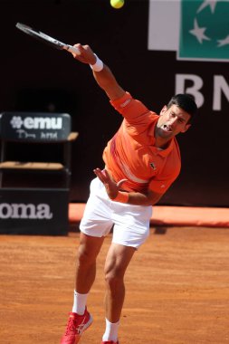 ROME, ITALY - 10.05.2022: NOLAN DJOKOVIC (SRB), 10 Mayıs 2022 tarihinde İtalya 'nın Foro Italico şehrinde oynanan Internazionali BNL D' Italia 'da oynanan tek kişilik tur karşılaşmasında AKARATSEV (RUS) ile oynamıştır..