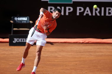 ROME, ITALY - 10.05.2022: NOLAN DJOKOVIC (SRB), 10 Mayıs 2022 tarihinde İtalya 'nın Foro Italico şehrinde oynanan Internazionali BNL D' Italia 'da oynanan tek kişilik tur karşılaşmasında AKARATSEV (RUS) ile oynamıştır..