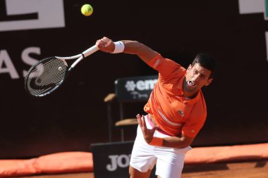 ROME, ITALY - 10.05.2022: NOLAN DJOKOVIC (SRB), 10 Mayıs 2022 tarihinde İtalya 'nın Foro Italico şehrinde oynanan Internazionali BNL D' Italia 'da oynanan tek kişilik tur karşılaşmasında AKARATSEV (RUS) ile oynamıştır..