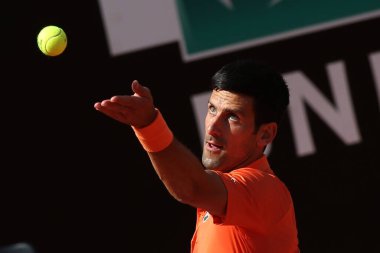 ROME, ITALY - 10.05.2022: NOLAN DJOKOVIC (SRB), 10 Mayıs 2022 tarihinde İtalya 'nın Foro Italico şehrinde oynanan Internazionali BNL D' Italia 'da oynanan tek kişilik tur karşılaşmasında AKARATSEV (RUS) ile oynamıştır..