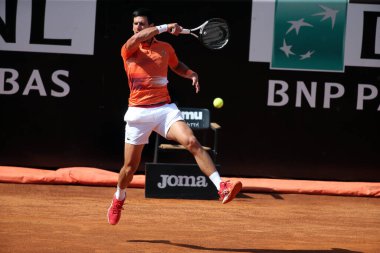 ROME, ITALY - 10.05.2022: NOLAN DJOKOVIC (SRB), 10 Mayıs 2022 tarihinde İtalya 'nın Foro Italico şehrinde oynanan Internazionali BNL D' Italia 'da oynanan tek kişilik tur karşılaşmasında AKARATSEV (RUS) ile oynamıştır..