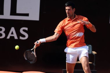 ROME, ITALY - 10.05.2022: NOLAN DJOKOVIC (SRB), 10 Mayıs 2022 tarihinde İtalya 'nın Foro Italico şehrinde oynanan Internazionali BNL D' Italia 'da oynanan tek kişilik tur karşılaşmasında AKARATSEV (RUS) ile oynamıştır..