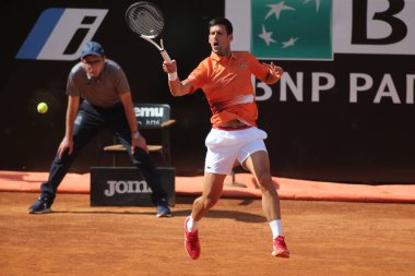 ROME, ITALY - 10.05.2022: NOLAN DJOKOVIC (SRB), 10 Mayıs 2022 tarihinde İtalya 'nın Foro Italico şehrinde oynanan Internazionali BNL D' Italia 'da oynanan tek kişilik tur karşılaşmasında AKARATSEV (RUS) ile oynamıştır..
