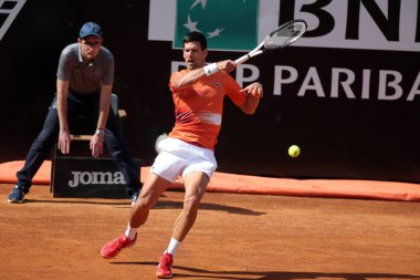 ROME, ITALY - 10.05.2022: NOLAN DJOKOVIC (SRB), 10 Mayıs 2022 tarihinde İtalya 'nın Foro Italico şehrinde oynanan Internazionali BNL D' Italia 'da oynanan tek kişilik tur karşılaşmasında AKARATSEV (RUS) ile oynamıştır..