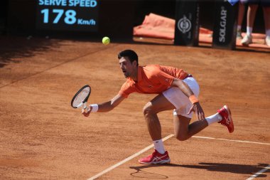 ROME, ITALY - 10.05.2022: NOLAN DJOKOVIC (SRB), 10 Mayıs 2022 tarihinde İtalya 'nın Foro Italico şehrinde oynanan Internazionali BNL D' Italia 'da oynanan tek kişilik tur karşılaşmasında AKARATSEV (RUS) ile oynamıştır..