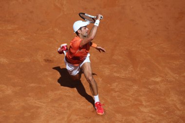 ROME, ITALY - 10.05.2022: NOLAN DJOKOVIC (SRB), 10 Mayıs 2022 tarihinde İtalya 'nın Foro Italico şehrinde oynanan Internazionali BNL D' Italia 'da oynanan tek kişilik tur karşılaşmasında AKARATSEV (RUS) ile oynamıştır..