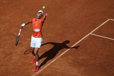 ROME, ITALY - 10.05.2022: NOLAN DJOKOVIC (SRB), 10 Mayıs 2022 tarihinde İtalya 'nın Foro Italico şehrinde oynanan Internazionali BNL D' Italia 'da oynanan tek kişilik tur karşılaşmasında AKARATSEV (RUS) ile oynamıştır..