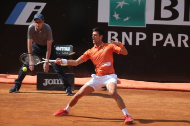ROME, ITALY - 10.05.2022: NOLAN DJOKOVIC (SRB), 10 Mayıs 2022 tarihinde İtalya 'nın Foro Italico şehrinde oynanan Internazionali BNL D' Italia 'da oynanan tek kişilik tur karşılaşmasında AKARATSEV (RUS) ile oynamıştır..
