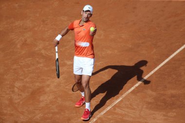 ROME, ITALY - 10.05.2022: NOLAN DJOKOVIC (SRB), 10 Mayıs 2022 tarihinde İtalya 'nın Foro Italico şehrinde oynanan Internazionali BNL D' Italia 'da oynanan tek kişilik tur karşılaşmasında AKARATSEV (RUS) ile oynamıştır..