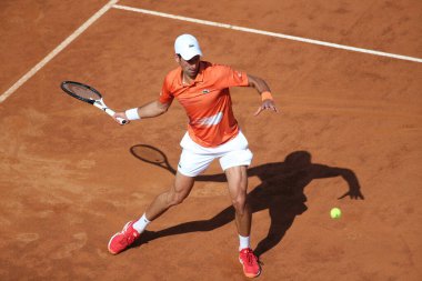 ROME, ITALY - 10.05.2022: NOLAN DJOKOVIC (SRB), 10 Mayıs 2022 tarihinde İtalya 'nın Foro Italico şehrinde oynanan Internazionali BNL D' Italia 'da oynanan tek kişilik tur karşılaşmasında AKARATSEV (RUS) ile oynamıştır..