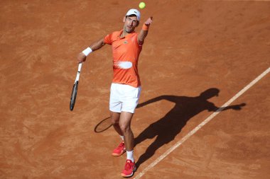 ROME, ITALY - 10.05.2022: NOLAN DJOKOVIC (SRB), 10 Mayıs 2022 tarihinde İtalya 'nın Foro Italico şehrinde oynanan Internazionali BNL D' Italia 'da oynanan tek kişilik tur karşılaşmasında AKARATSEV (RUS) ile oynamıştır..