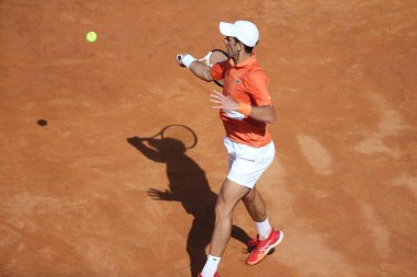 ROME, ITALY - 10.05.2022: NOLAN DJOKOVIC (SRB), 10 Mayıs 2022 tarihinde İtalya 'nın Foro Italico şehrinde oynanan Internazionali BNL D' Italia 'da oynanan tek kişilik tur karşılaşmasında AKARATSEV (RUS) ile oynamıştır..