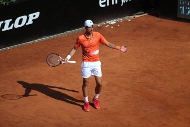 ROME, ITALY - 10.05.2022: NOLAN DJOKOVIC (SRB), 10 Mayıs 2022 tarihinde İtalya 'nın Foro Italico şehrinde oynanan Internazionali BNL D' Italia 'da oynanan tek kişilik tur karşılaşmasında AKARATSEV (RUS) ile oynamıştır..