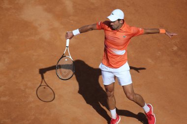 ROME, ITALY - 10.05.2022: NOLAN DJOKOVIC (SRB), 10 Mayıs 2022 tarihinde İtalya 'nın Foro Italico şehrinde oynanan Internazionali BNL D' Italia 'da oynanan tek kişilik tur karşılaşmasında AKARATSEV (RUS) ile oynamıştır..