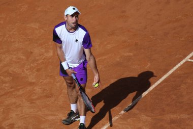 ROME, ITALY - 10.05.2022: NOLAN DJOKOVIC (SRB), 10 Mayıs 2022 tarihinde İtalya 'nın Foro Italico şehrinde oynanan Internazionali BNL D' Italia 'da oynanan tek kişilik tur karşılaşmasında AKARATSEV (RUS) ile oynamıştır..