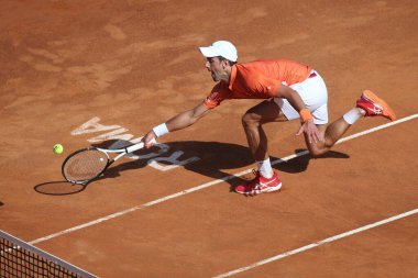 ROME, ITALY - 10.05.2022: NOLAN DJOKOVIC (SRB), 10 Mayıs 2022 tarihinde İtalya 'nın Foro Italico şehrinde oynanan Internazionali BNL D' Italia 'da oynanan tek kişilik tur karşılaşmasında AKARATSEV (RUS) ile oynamıştır..