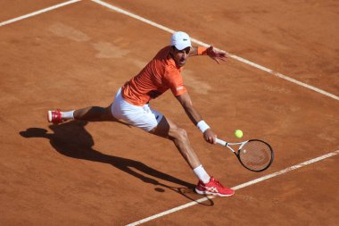 ROME, ITALY - 10.05.2022: NOLAN DJOKOVIC (SRB), 10 Mayıs 2022 tarihinde İtalya 'nın Foro Italico şehrinde oynanan Internazionali BNL D' Italia 'da oynanan tek kişilik tur karşılaşmasında AKARATSEV (RUS) ile oynamıştır..