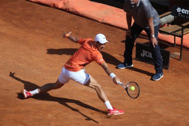 ROME, ITALY - 10.05.2022: NOLAN DJOKOVIC (SRB), 10 Mayıs 2022 tarihinde İtalya 'nın Foro Italico şehrinde oynanan Internazionali BNL D' Italia 'da oynanan tek kişilik tur karşılaşmasında AKARATSEV (RUS) ile oynamıştır..