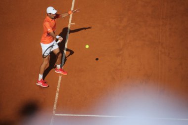 ROME, ITALY - 10.05.2022: NOLAN DJOKOVIC (SRB), 10 Mayıs 2022 tarihinde İtalya 'nın Foro Italico şehrinde oynanan Internazionali BNL D' Italia 'da oynanan tek kişilik tur karşılaşmasında AKARATSEV (RUS) ile oynamıştır..
