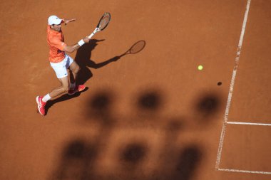 ROME, ITALY - 10.05.2022: NOLAN DJOKOVIC (SRB), 10 Mayıs 2022 tarihinde İtalya 'nın Foro Italico şehrinde oynanan Internazionali BNL D' Italia 'da oynanan tek kişilik tur karşılaşmasında AKARATSEV (RUS) ile oynamıştır..