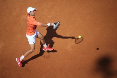 ROME, ITALY - 10.05.2022: NOLAN DJOKOVIC (SRB), 10 Mayıs 2022 tarihinde İtalya 'nın Foro Italico şehrinde oynanan Internazionali BNL D' Italia 'da oynanan tek kişilik tur karşılaşmasında AKARATSEV (RUS) ile oynamıştır..