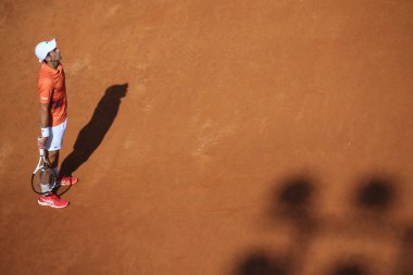 ROME, ITALY - 10.05.2022: NOLAN DJOKOVIC (SRB), 10 Mayıs 2022 tarihinde İtalya 'nın Foro Italico şehrinde oynanan Internazionali BNL D' Italia 'da oynanan tek kişilik tur karşılaşmasında AKARATSEV (RUS) ile oynamıştır..