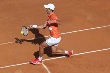 ROME, ITALY - 10.05.2022: NOLAN DJOKOVIC (SRB), 10 Mayıs 2022 tarihinde İtalya 'nın Foro Italico şehrinde oynanan Internazionali BNL D' Italia 'da oynanan tek kişilik tur karşılaşmasında AKARATSEV (RUS) ile oynamıştır..