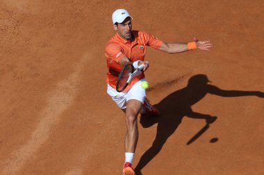 ROME, ITALY - 10.05.2022: NOLAN DJOKOVIC (SRB), 10 Mayıs 2022 tarihinde İtalya 'nın Foro Italico şehrinde oynanan Internazionali BNL D' Italia 'da oynanan tek kişilik tur karşılaşmasında AKARATSEV (RUS) ile oynamıştır..