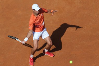 ROME, ITALY - 10.05.2022: NOLAN DJOKOVIC (SRB), 10 Mayıs 2022 tarihinde İtalya 'nın Foro Italico şehrinde oynanan Internazionali BNL D' Italia 'da oynanan tek kişilik tur karşılaşmasında AKARATSEV (RUS) ile oynamıştır..