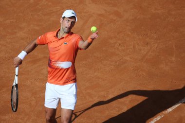 ROME, ITALY - 10.05.2022: NOLAN DJOKOVIC (SRB), 10 Mayıs 2022 tarihinde İtalya 'nın Foro Italico şehrinde oynanan Internazionali BNL D' Italia 'da oynanan tek kişilik tur karşılaşmasında AKARATSEV (RUS) ile oynamıştır..