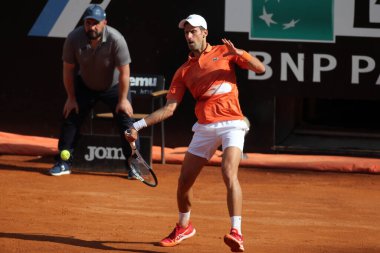 ROME, ITALY - 10.05.2022: NOLAN DJOKOVIC (SRB), 10 Mayıs 2022 tarihinde İtalya 'nın Foro Italico şehrinde oynanan Internazionali BNL D' Italia 'da oynanan tek kişilik tur karşılaşmasında AKARATSEV (RUS) ile oynamıştır..