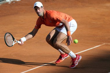 ROME, ITALY - 10.05.2022: NOLAN DJOKOVIC (SRB), 10 Mayıs 2022 tarihinde İtalya 'nın Foro Italico şehrinde oynanan Internazionali BNL D' Italia 'da oynanan tek kişilik tur karşılaşmasında AKARATSEV (RUS) ile oynamıştır..