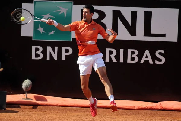 ROME, ITALY - 10.05.2022: NOLAN DJOKOVIC (SRB), 10 Mayıs 2022 tarihinde İtalya 'nın Foro Italico şehrinde oynanan Internazionali BNL D' Italia 'da oynanan tek kişilik tur karşılaşmasında AKARATSEV (RUS) ile oynamıştır..