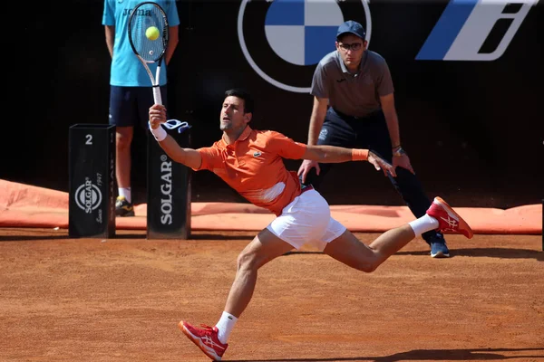 ROME, ITALY - 10.05.2022: NOLAN DJOKOVIC (SRB), 10 Mayıs 2022 tarihinde İtalya 'nın Foro Italico şehrinde oynanan Internazionali BNL D' Italia 'da oynanan tek kişilik tur karşılaşmasında AKARATSEV (RUS) ile oynamıştır..