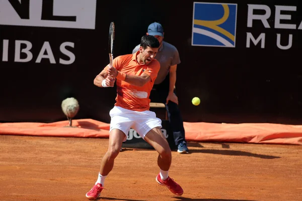 ROME, ITALY - 10.05.2022: NOLAN DJOKOVIC (SRB), 10 Mayıs 2022 tarihinde İtalya 'nın Foro Italico şehrinde oynanan Internazionali BNL D' Italia 'da oynanan tek kişilik tur karşılaşmasında AKARATSEV (RUS) ile oynamıştır..