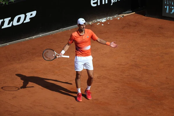 ROME, ITALY - 10.05.2022: NOLAN DJOKOVIC (SRB), 10 Mayıs 2022 tarihinde İtalya 'nın Foro Italico şehrinde oynanan Internazionali BNL D' Italia 'da oynanan tek kişilik tur karşılaşmasında AKARATSEV (RUS) ile oynamıştır..