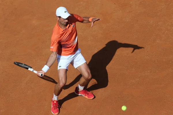 ROME, ITALY - 10.05.2022: NOLAN DJOKOVIC (SRB), 10 Mayıs 2022 tarihinde İtalya 'nın Foro Italico şehrinde oynanan Internazionali BNL D' Italia 'da oynanan tek kişilik tur karşılaşmasında AKARATSEV (RUS) ile oynamıştır..