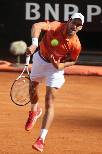 ROME, ITALY - 10.05.2022: NOLAN DJOKOVIC (SRB), 10 Mayıs 2022 tarihinde İtalya 'nın Foro Italico şehrinde oynanan Internazionali BNL D' Italia 'da oynanan tek kişilik tur karşılaşmasında AKARATSEV (RUS) ile oynamıştır..