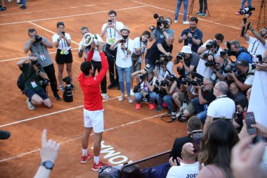 ROME, ITALY - 15.05.2022: NOVAK DJOKOVIC 15 Mayıs 2022 tarihinde İtalya 'nın Foro Italico şehrinde oynanan Internazionali BNL D' Italia 'da oynanan final karşılaşmasında kupayı kazandı..