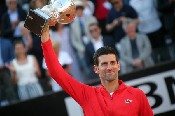 ローマ イタリア 2022 Novak Djokovicの授賞式は 2022年5月15日にイタリアのローマで開催されたForo ItalicoのInternazionali Bnl ItaliaのTsitsipasとの決勝戦でトロフィーを獲得しました — ストック写真
