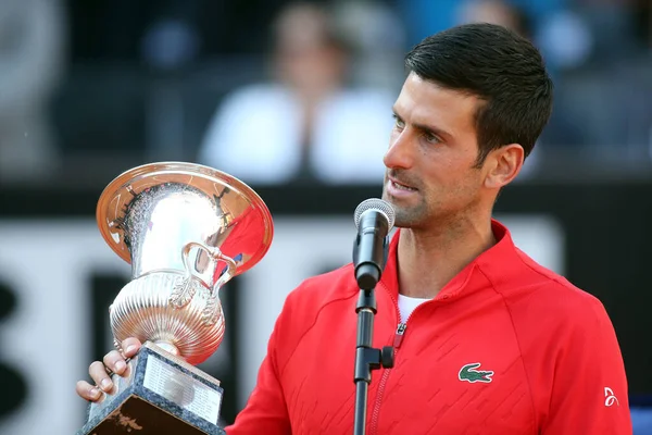 ローマ イタリア 2022 Novak Djokovicの授賞式は 2022年5月15日にイタリアのローマで開催されたForo ItalicoのInternazionali Bnl ItaliaのTsitsipasとの決勝戦でトロフィーを獲得しました — ストック写真