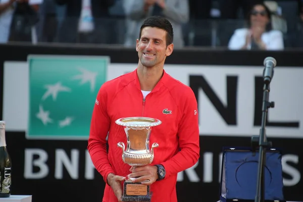 ローマ イタリア 2022 Novak Djokovicの授賞式は 2022年5月15日にイタリアのローマで開催されたForo ItalicoのInternazionali Bnl ItaliaのTsitsipasとの決勝戦でトロフィーを獲得しました — ストック写真