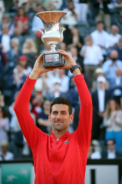 ROME, ITALY - 15.05.2022: NOVAK DJOKOVIC için ödül töreni 15 Mayıs 2022 tarihinde İtalya 'nın Foro Italico şehrinde oynanan Internazionali BNL D' Italia 'da TSITSIPAS ile oynanan final karşılaşmasında ödülü kazandı..
