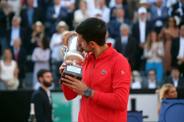 ROME, ITALY - 15.05.2022: NOVAK DJOKOVIC için ödül töreni 15 Mayıs 2022 tarihinde İtalya 'nın Foro Italico şehrinde oynanan Internazionali BNL D' Italia 'da TSITSIPAS ile oynanan final karşılaşmasında ödülü kazandı..