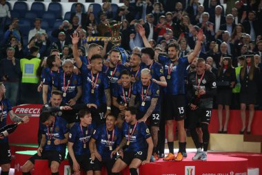 ROME, İtalya - 11.05.2022: Inter İtalya Kupası 'nı kazandı ve FC JUVENTUS TURIN' e karşı FC INTERNAZIONALE MILAN 'ın Roma Olimpiyat Stadyumu' nda oynadığı İtalya Kupası Finali 2022 Kupası 'ndan sonra ödüllendirildi.